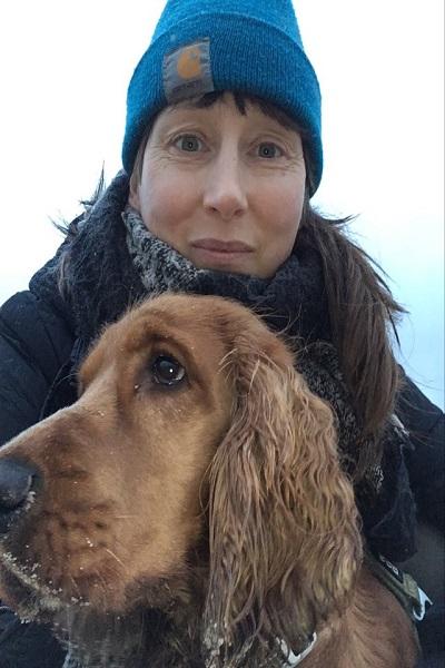 Katrine og hendes hund Marley der nu søger kontakt på gåture